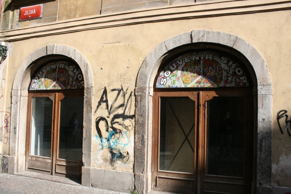 Centrum Prahy se potýká s nedostatkem turistů. Zavírají se obchody, restaurace i bary.