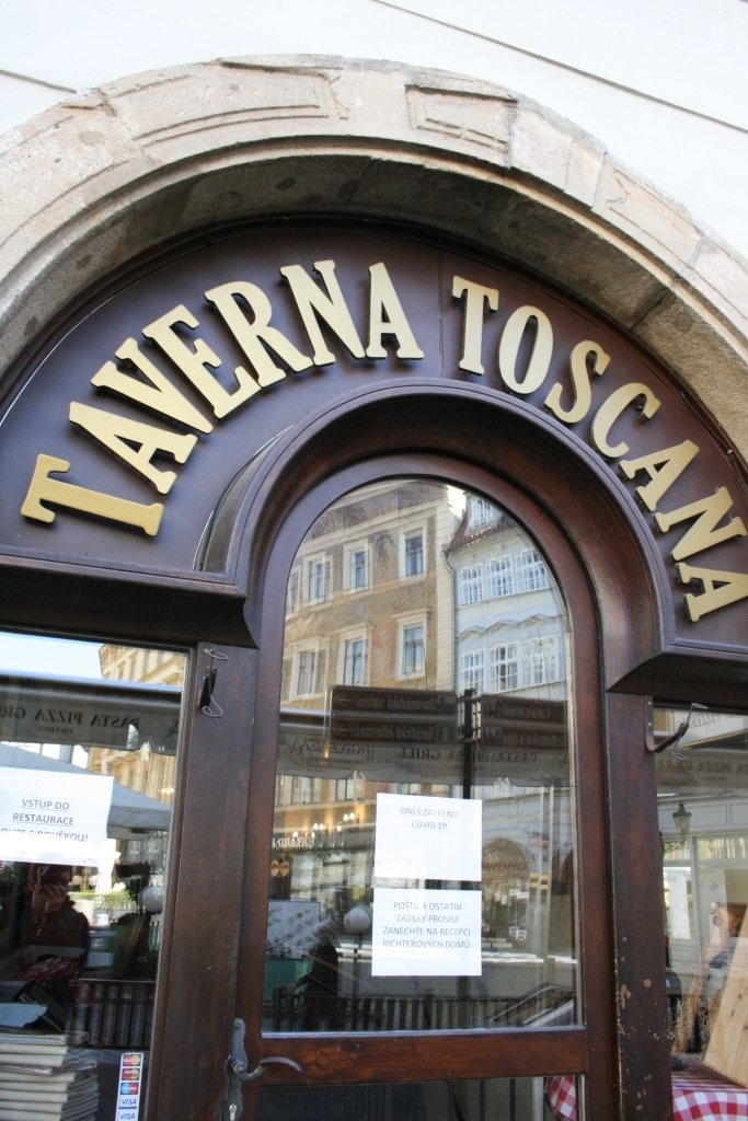 Centrum Prahy se potýká s nedostatkem turistů. Zavírají se obchody, restaurace i bary.