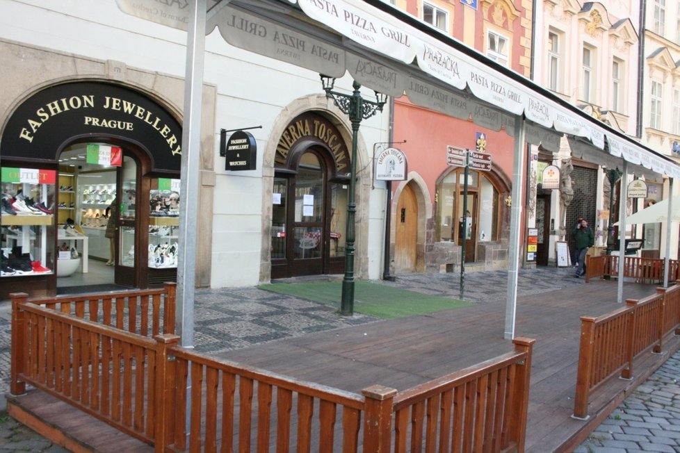 Centrum Prahy se potýká s nedostatkem turistů. Zavírají se obchody, restaurace i bary.