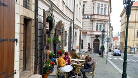 Personál pražských kaváren opět kontroluje u hostů potvrzení o bezinfekčnosti. Ilustrační foto