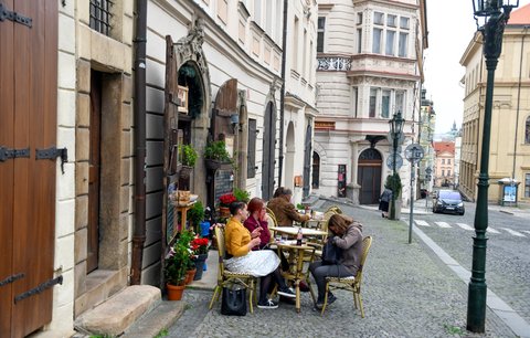 První den přísných kontrol v pražských kavárnách: Personál se omlouvá, zákazníci nemají problém