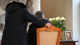 Pietní místo k úmrtí bývalého ministra zahraničních věcí Karla Schwarzenberga v sídle ministerstva zahraničních věcí v Černínském paláci, 13. listopadu 2023, Praha.