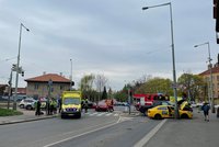 Děsivá nehoda ve Strašnicích: Rozstřelené auto uprostřed křižovatky, další dvě skončila na chodníku!