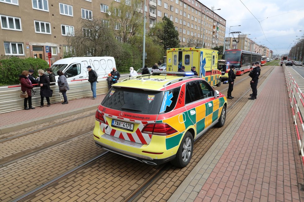 Tramvaj na Černokostelecké srazila chodce. (13. 4. 2021)