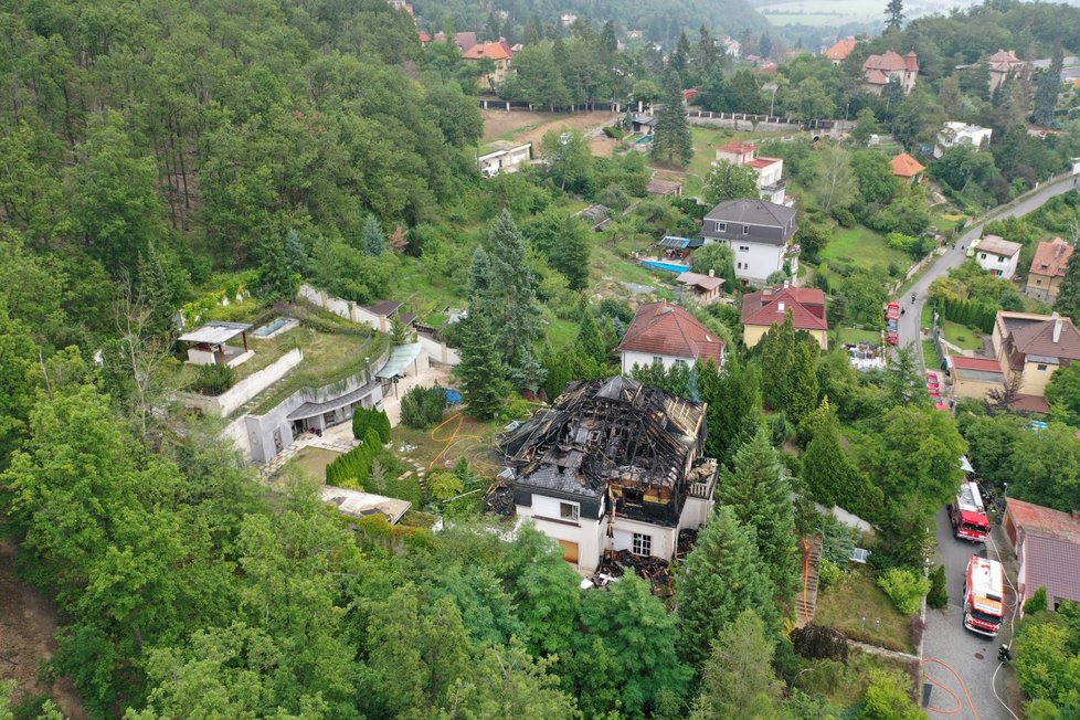 Pod spálenou Krejčířovou vilou se nachází lukrativní pozemek.