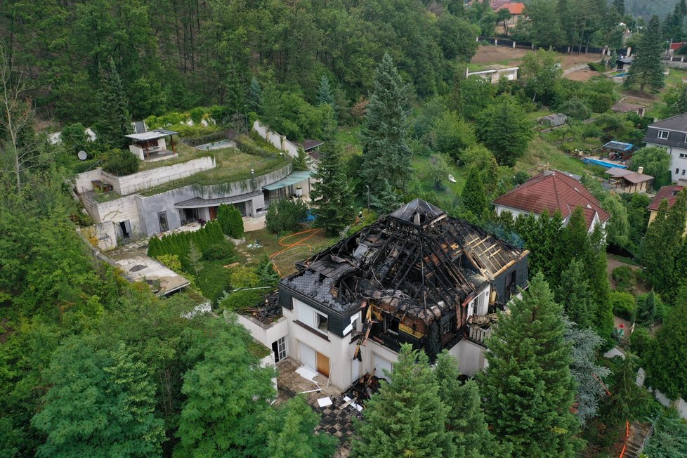 Pod spálenou Krejčířovou vilou se nachází lukrativní pozemek.