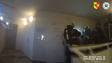 VIDEO: V hořícím bytě našli policisté ženu připoutanou k topení! Chtěla se zabít
