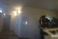 VIDEO: V hořícím bytě našli policisté ženu připoutanou k topení! Chtěla se zabít
