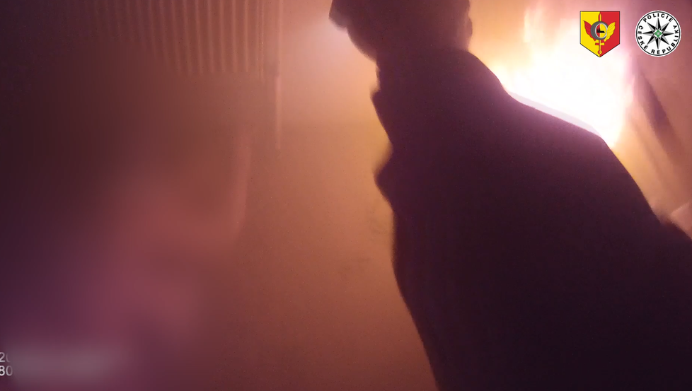 V hořícím bytě na Černém Mostě našli policisté ženu připoutanou k topení. (27. ledna 2022)