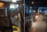 Otřesné napadení v autobusu: Řidička napomenula muže (34) kvůli roušce, začal jí rvát vlasy