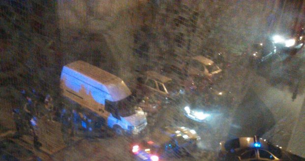 Skupina lidí nadávala policistům na Černém Mostě. 11 jich skončilo na služebně.