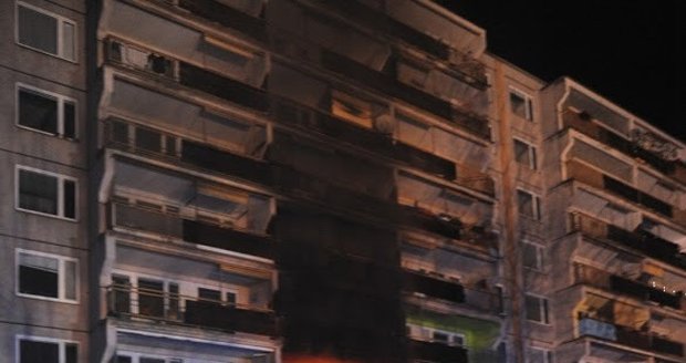 Na Černém Mostě hořel dům s pečovatelskou službou, 14. listopadu 2019.