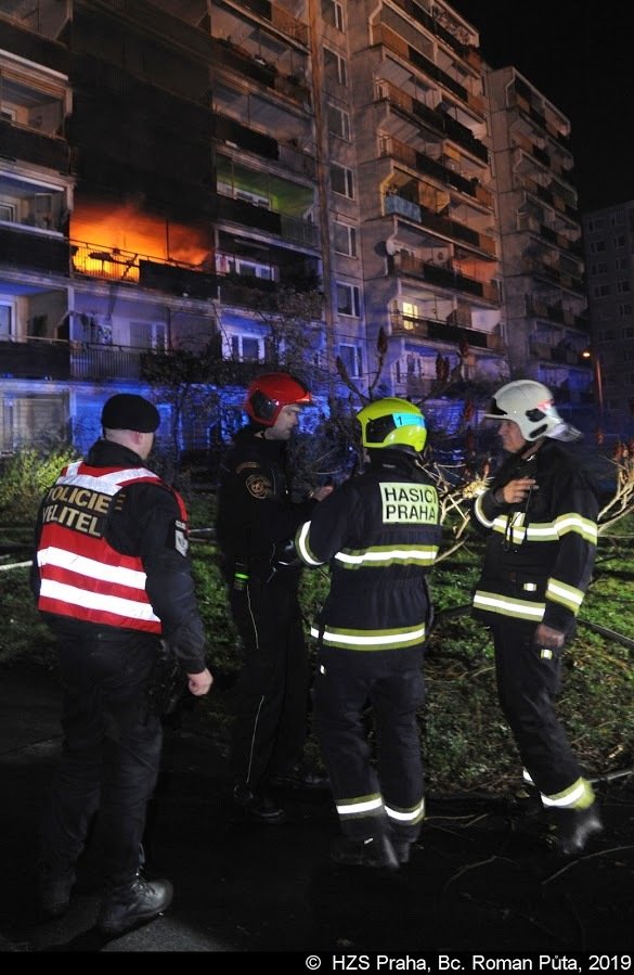 Na Černém Mostě hořel dům s pečovatelskou službou, 14. listopadu 2019.