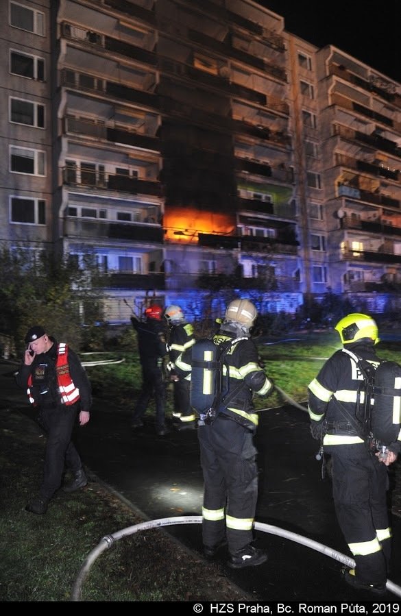 Na Černém Mostě hořel dům s pečovatelskou službou, 14. listopadu 2019.