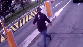 Muž na Černém Mostě ukradl příruční tašku.