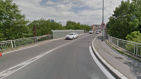 Most přes železnici v Praze 14 je ve špatném stavu. Zrekonstruují ho za 40 milionů