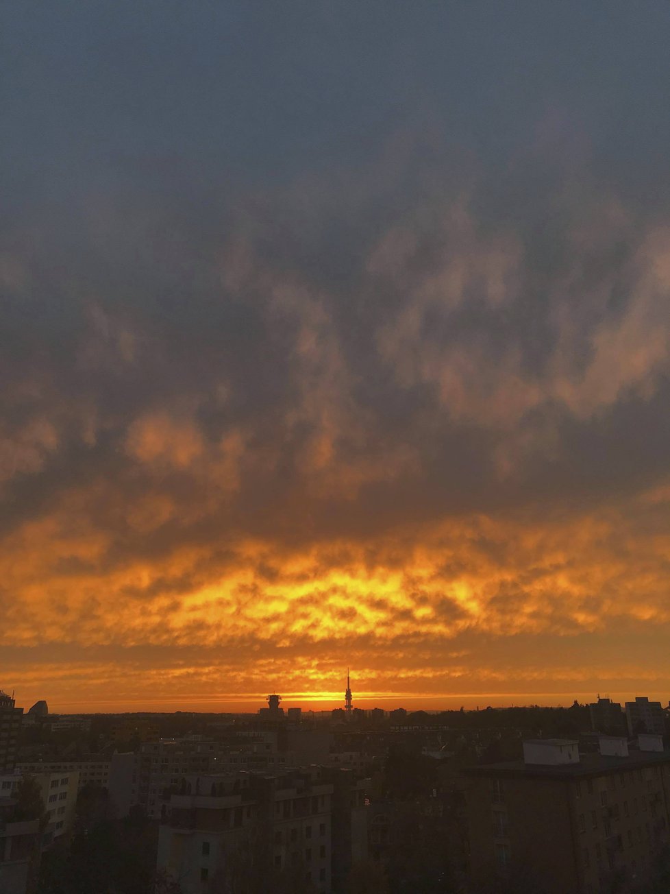Z Chmelnice nafotila čtenářka celý západ slunce nad Žižkovem. Listopad 2018.
