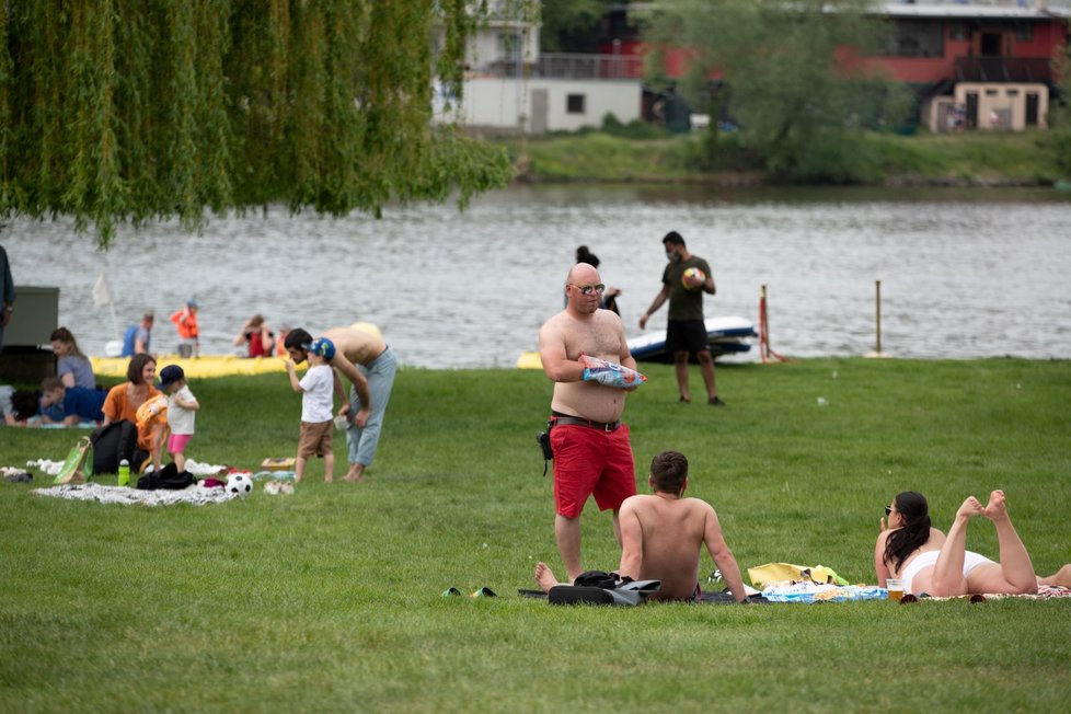 Lidé v Praze si užívali teplého počasí a rozvolnění (5.6.2021)