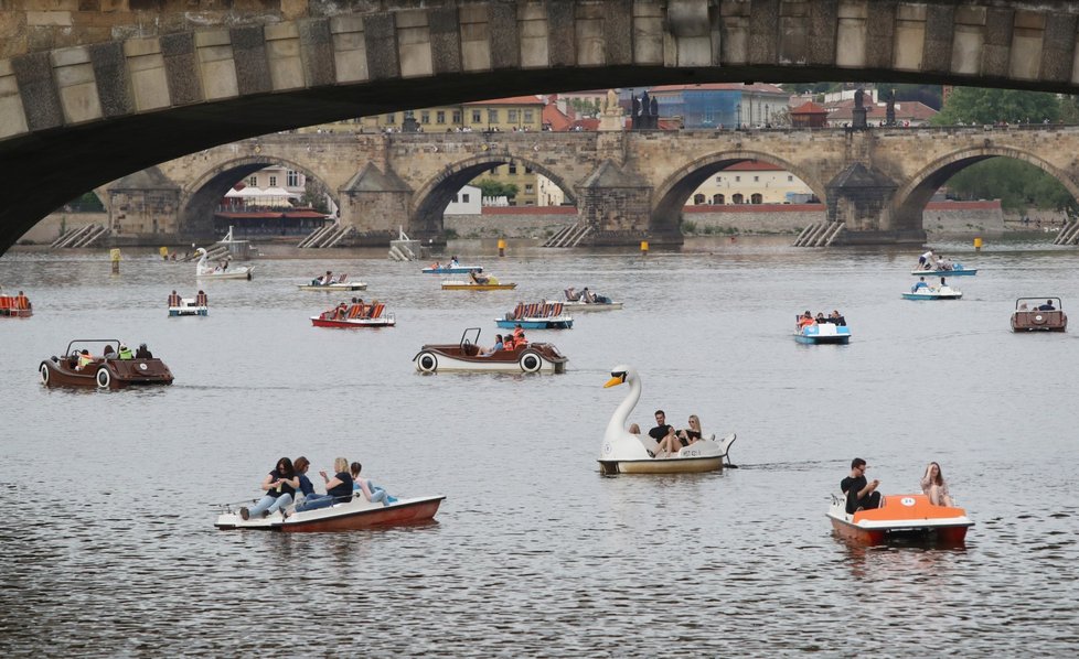 Lidé v Praze si užívali teplého počasí a rozvolnění (5.6.2021)