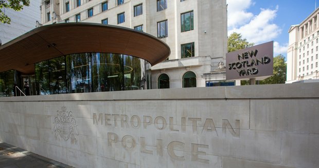 Sídlo Scotland Yardu v Londýně, kde práce tuzemských policistů udělala dojem