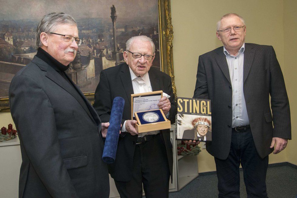 Světoznámý cestovatel a náčelník indiánů Miloslav Stingl (86) získal od Prahy 10 čestné občanství.