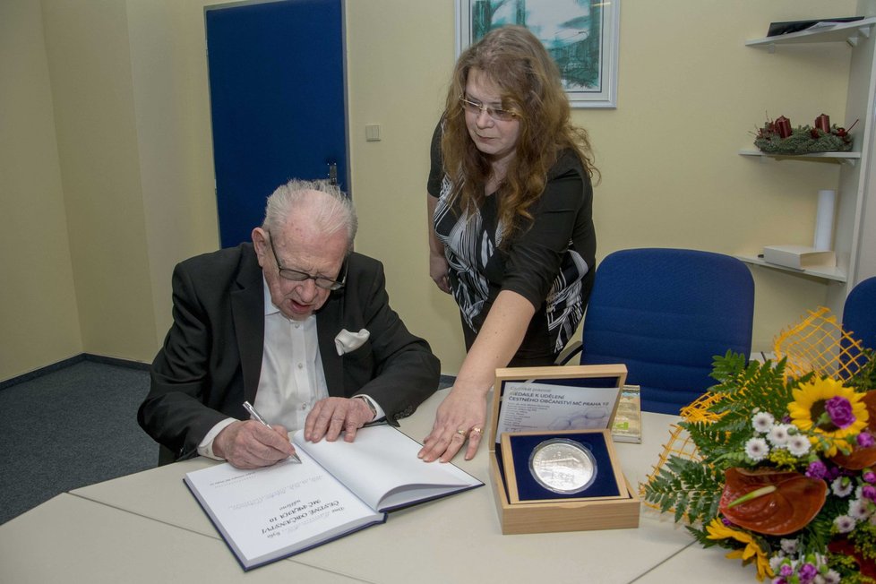 Světoznámý cestovatel a náčelník indiánů Miloslav Stingl (86) získal od Prahy 10 čestné občanství.