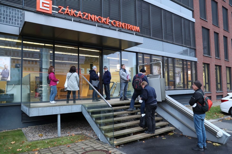 Fronty před zákaznickým centrem ČEZ po krachu Bohemia Energy
