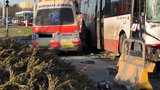 Ošklivá nehoda sanitky a autobusu na Opatově! Zdemolované vozy, řidiči skončili v nemocnici