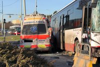 Ošklivá nehoda sanitky a autobusu na Opatově! Zdemolované vozy, řidiči skončili v nemocnici