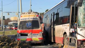 Nehoda převozové sanitky a autobusu v Chilské ulici v Praze, 19. února 2021.