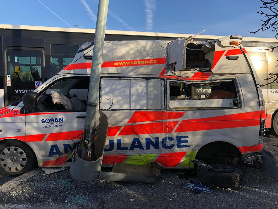 Nehoda převozové sanitky a autobusu v Chilské ulici v Praze, 19. února 2021.
