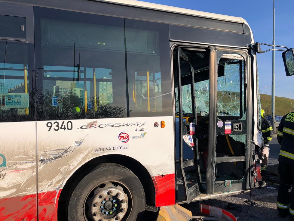 Nehoda převozové sanitky a autobusu v Chilské ulici v Praze, 19. února 2021.