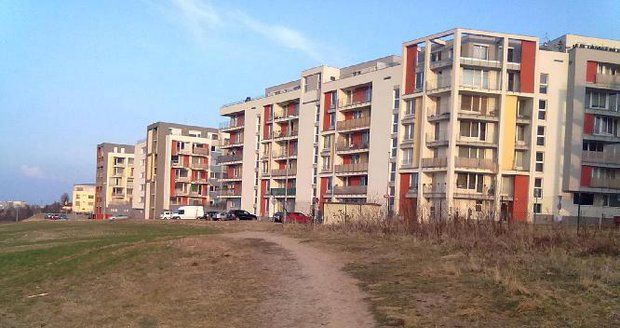 Rozbahněnou cestu mezi ulicemi K Třešňovce a Milotickou konečně propojí chodník.