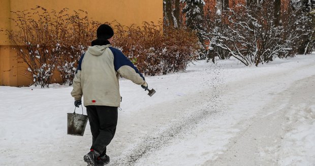 Neuklizené chodníky v Praze. (6. prosince 2023)