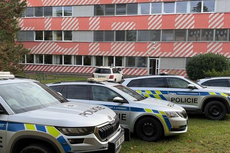 Obrázek: Policejní manévry na základce na Chodově: Chlapec vyhrožoval svým spolužákům