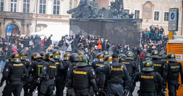 „Staromák“ jako bitevní pole! Zbraně, rány a útok na policii, při protestu zadrželi přes 100 chuligánů