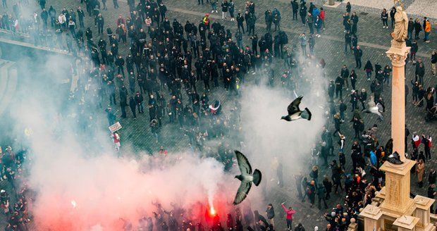 Vřava na Staroměstském náměstí: Policisté zadrželi 144 lidí, dva demonstranty obvinili!