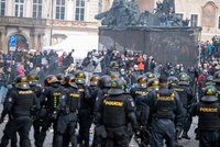 „Staromák“ jako bitevní pole! Zbraně, rány a útok na policii, při protestu zadrželi přes 100 chuligánů