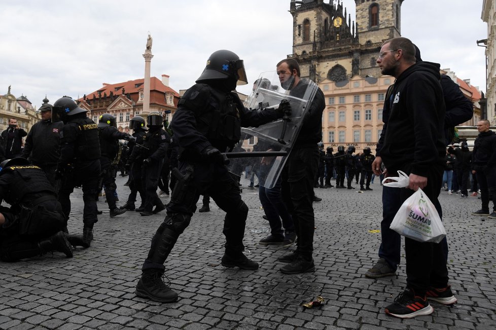 Na Staroměstském náměstí v centru Prahy protestovali 18. října 2020 fotbaloví fanoušci proti vládním nařízením v souvislosti s koronavirovou pandemií.