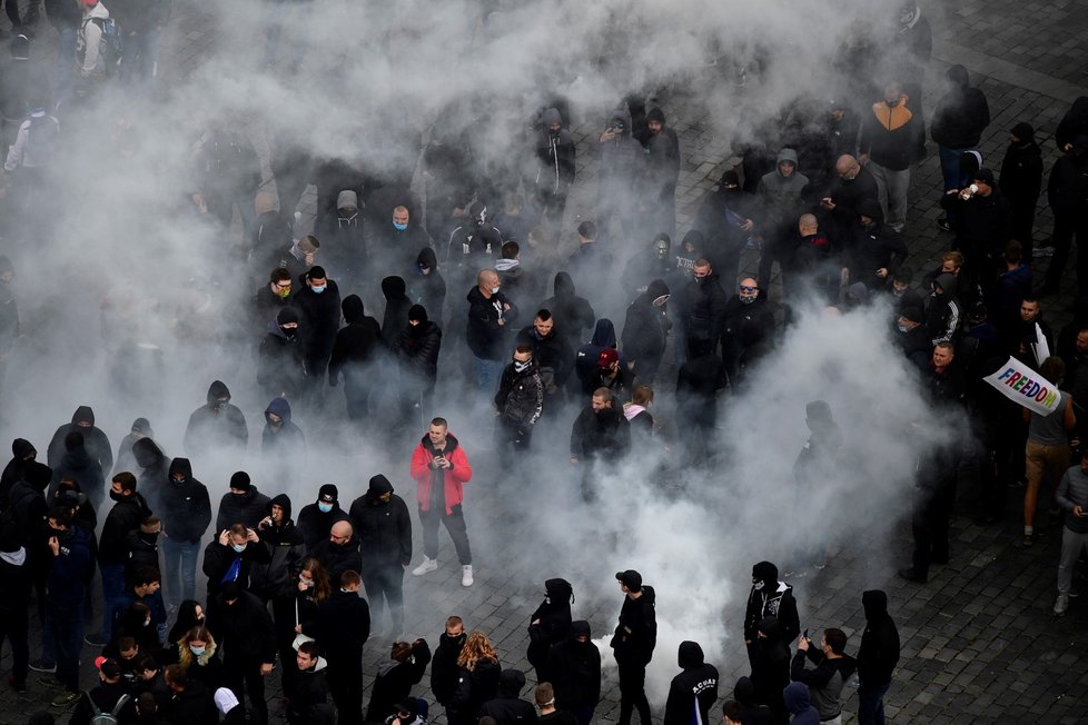 Na Staroměstském náměstí v centru Prahy protestovali 18. října 2020 fotbaloví fanoušci proti vládním nařízením v souvislosti s koronavirovou pandemií.