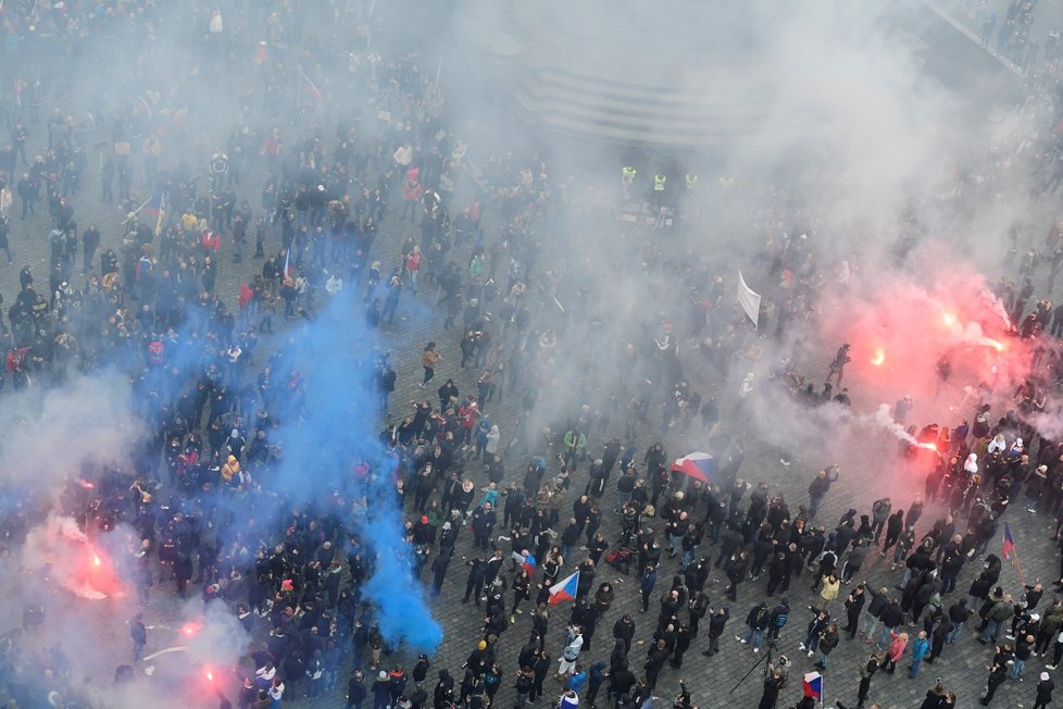 Na Staroměstském náměstí v centru Prahy protestovali 18. října 2020 fotbaloví fanoušci proti vládním nařízením v souvislosti s koronavirovou pandemií.