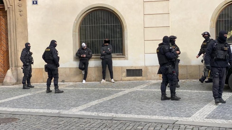 Zákrok v Železné ulici v centru Prahy před začátkem demonstrace 18. října 2020.