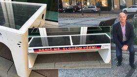 Dvě ženy poničily chytrou lavičku v Praze 5. Následně ji odvezla policie. Nikdo z radnice o tom ale nevěděl.