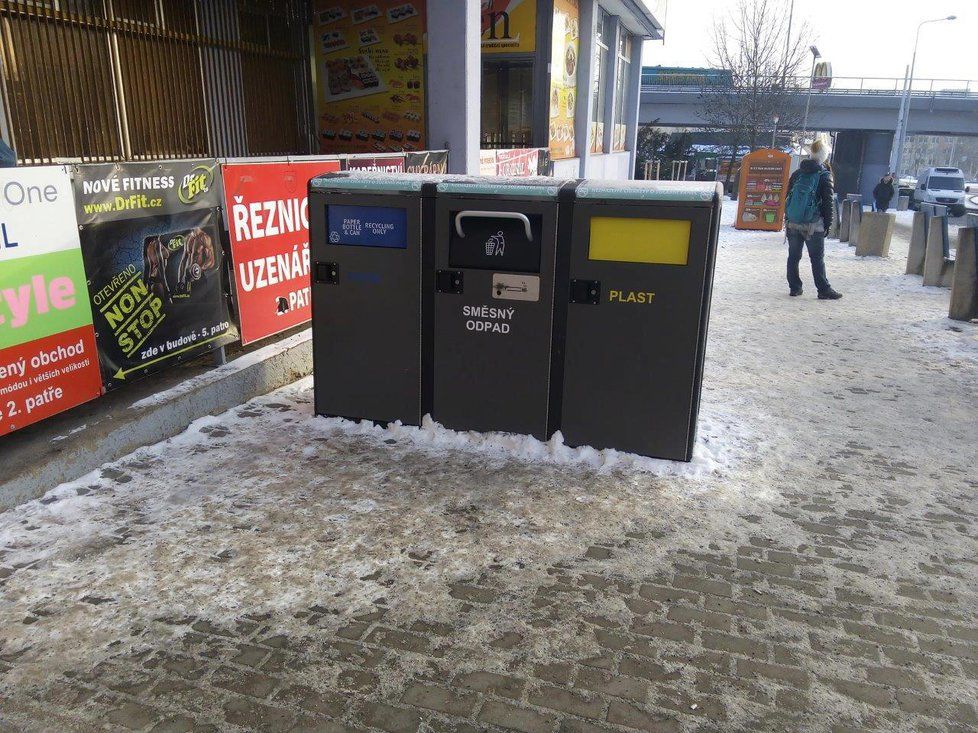 Nové chytré koše v pražských Řepích. Samy se dobíjí solární energií a zavolají si odvoz odpadků.