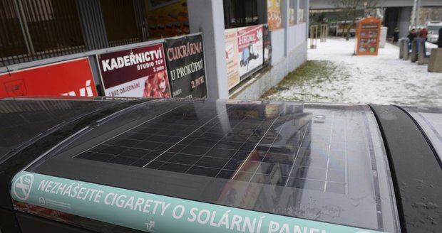 Nové chytré koše v pražských Řepích. Samy se dobíjejí solární energií a zavolají si odvoz odpadků.