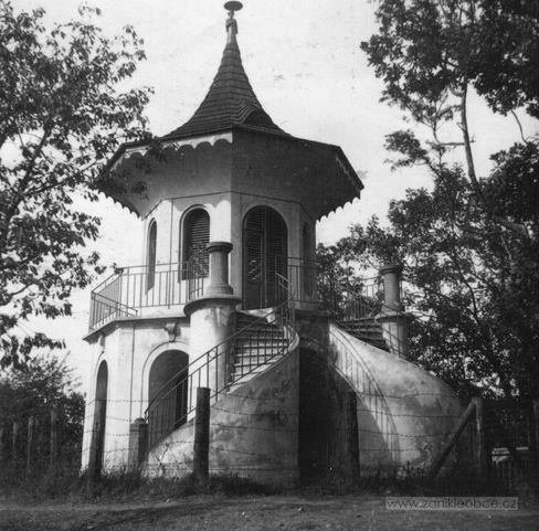 Čínský pavilon na historické fotografii