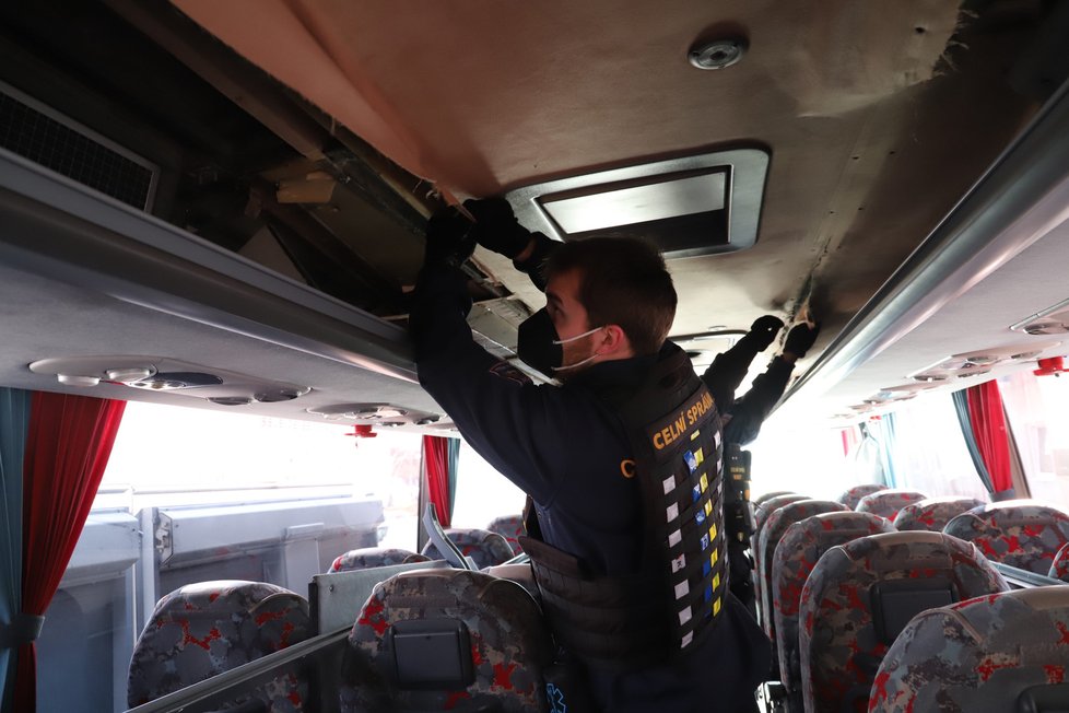 Pražští celníci odhalili autobus s pašovanými cigaretami.