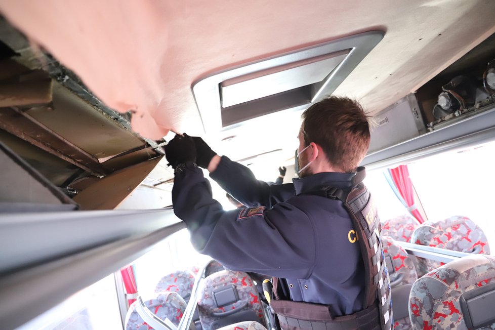 Pražští celníci odhalili autobus s pašovanými cigaretami.