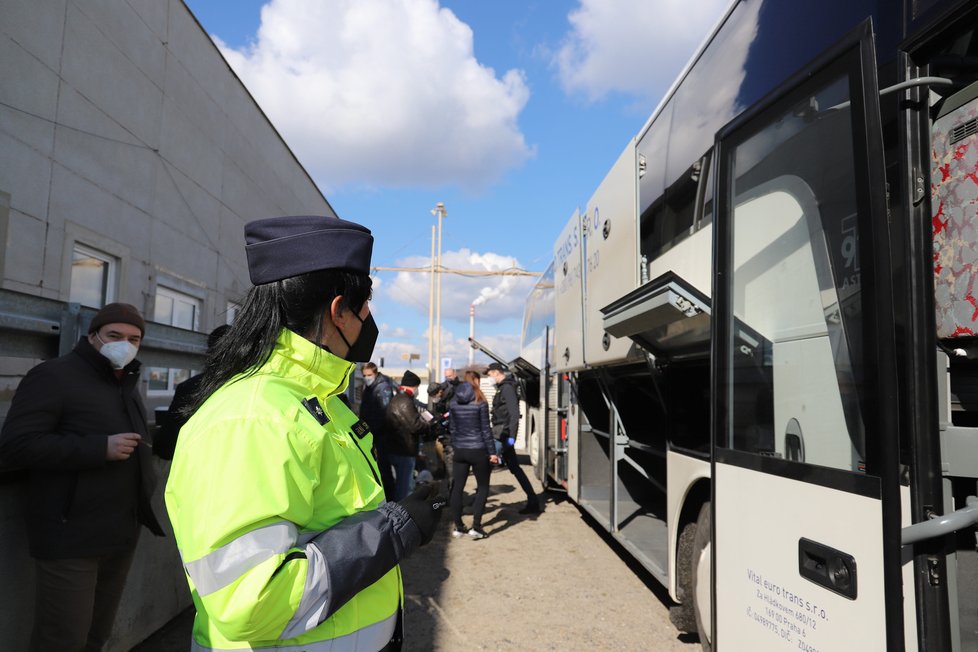 Pražští celníci odhalili autobus s pašovanými cigaretami.