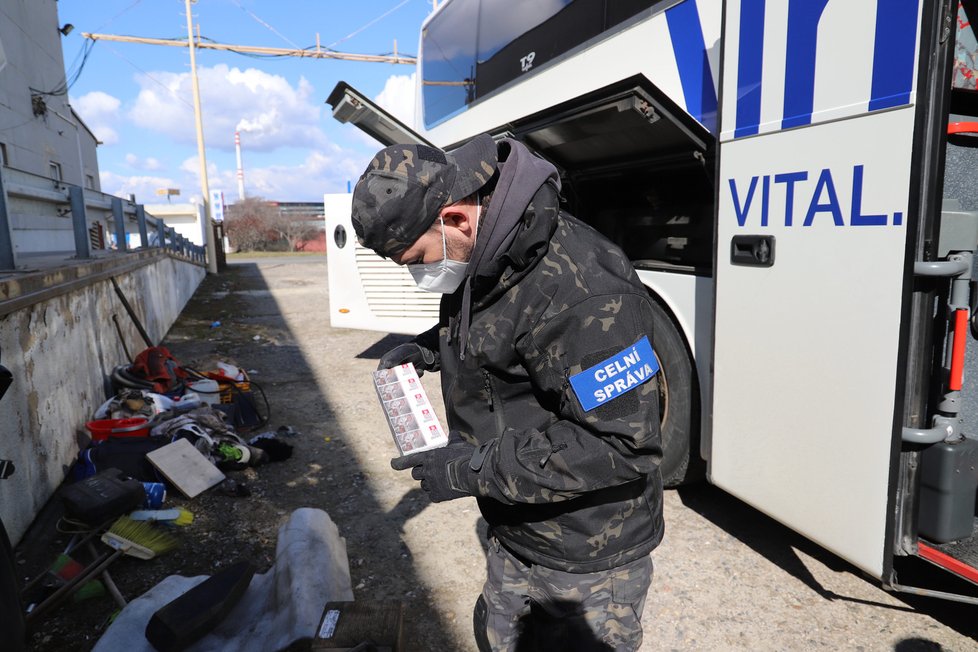 Pražští celníci odhalili autobus s pašovanými cigaretami.